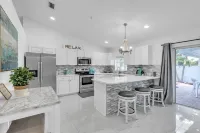 Gorgeous Lake Worth Beach House 4 Bedroom Home by RedAwning Hotels in Lake Worth