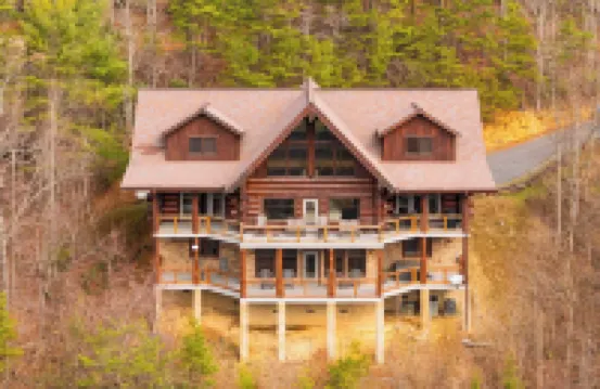 可容納21人的豪華小屋，帶全景視野、熱水浴缸、遊戲室，巔峯木屋