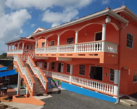 Aupic Paradise Hotels in Savannes