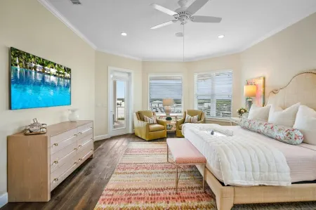 400 Steps to Sand Waterfront Luxury w Dock Pool