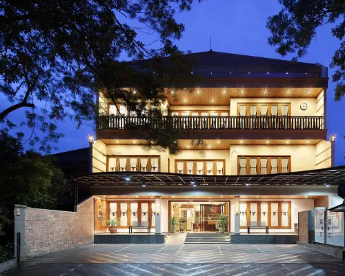 بيت الضيافة كيرتانيغارا بريميوم Hotels near Perpustakaan kota Malang