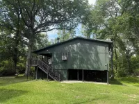Cozy Camp w/ Fire Pit, Grill and Waterfront View of River. Pet Friendly! Hotel a Parrocchia di Tangipahoa