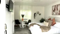 Shared Pool and Game Zone Amenities - Cozy Studio Haven Отели в г. Клирвотер