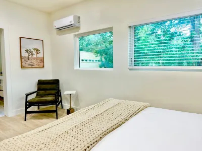 Private Back House with Deck and Kitchenette - Cozy Tranquil Hotels in East Austin