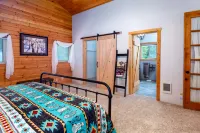3 bed 2 bath Cabin, Pet Friendly, Hot Tub, Sunriver Home