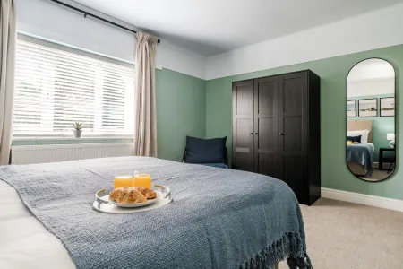 The Coach House, 3 bed apartment with free off-street parking in Ellesmere Port Отели в г. Эллесмер-Порт