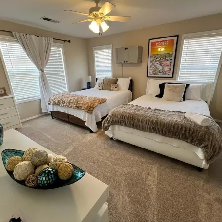 Family Fun! Games, 1G Fast WiFi, 1 King, 2 Queens, & Sofabed, Sleeps 8 in Rogers