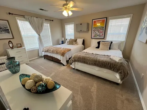 Family Fun! Games, 1G Fast WiFi, 1 King, 2 Queens, & Sofabed, Sleeps 8 in Rogers