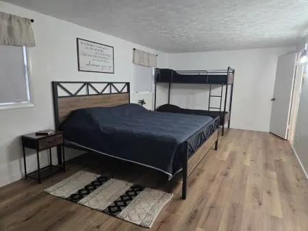 Crystal Wave Retreat, Berlin OhioHot tub and pool