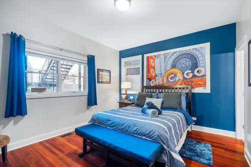 Wrigley Field Views & Cubs Vibes – Stay Across the Street!