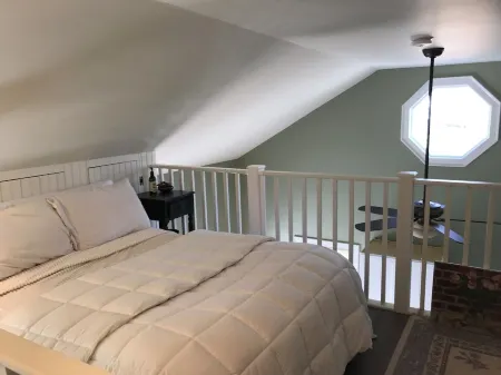 Charming loft cottage in tranquil Germantown with WiFi, AC