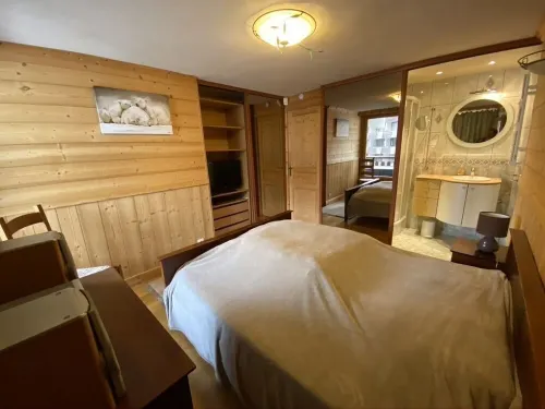 Right in the center, 400m from the slopes: south-facing apartment - 90 M2 with fireplace