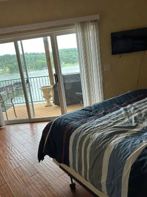 Upscale, cozy 3-bedroom lakeside condo by Old Kinderhook & Lake Valley Golf