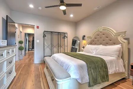 Luxury Penthouse in Downtown Bristol + Cool Patio • Sleeps 10 • Near Casino/Bms