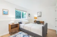 2 bedroom, 1.5 bath Condo w/free Parking, Kitchen, WiFi, W/D & 97% walk score