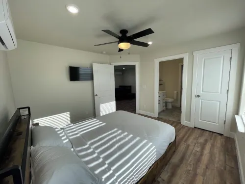 Charming 1-bedroom, new apartment above garage, in Kimberly Hotels in Kimberly