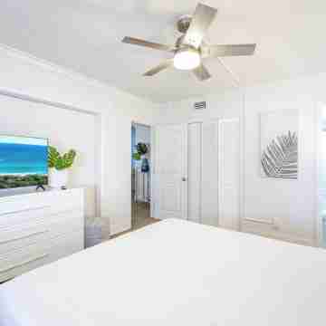 Boca Waterfront • Walk to Beach • Pool & Hot Tub • Gym • Parking Rooms