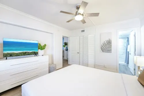 Boca Waterfront • Walk to Beach • Pool & Hot Tub • Gym • Parking