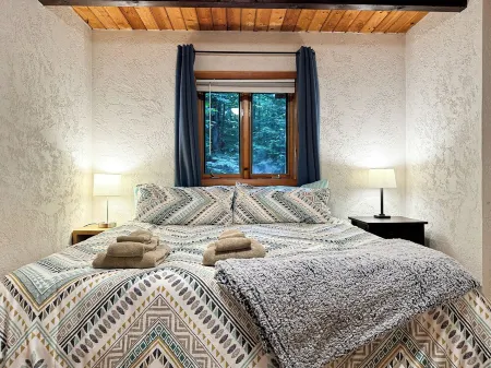 Treetop Retreat - Grill - Wood Stove - Pvt Deck Отели в г. Glen