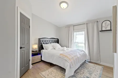 5 mins to Grand Park, 15 mins to Ruoff, pet-friendly, peaceful environment!