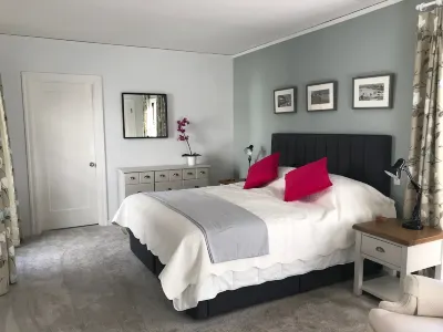 Stylish vintage gem on one of Santa Rosa's prettiest streets!