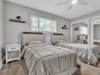 Hot Tub, Fire Pit, Near the Beach! Hotels in Edgewater