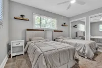 Hot Tub, Fire Pit, Near the Beach!