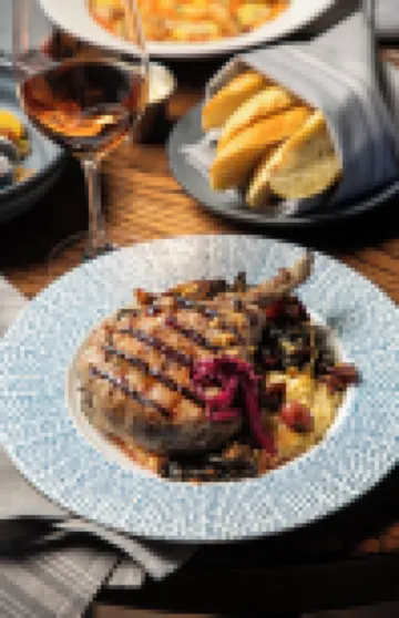 銅藤酒吧及旅館