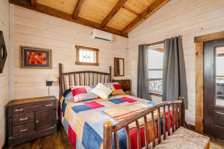 FoRest ReTreeT 2 bedroom•Hot Tub•Unique •Chatming•Adairsville•Cabin•Private