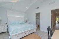 Villa with private plunge pool, boat dock, & amazing sunsets in Islamorada Fl