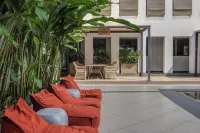 Hidden Gem Luxe Suite w Pool View - 1km to Beach