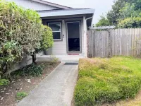 The Bluff House~Upgraded & Close to Town