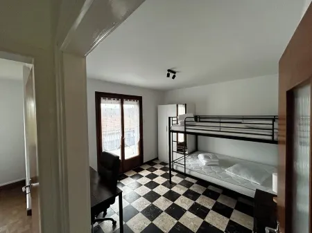 Large apartment on the Swiss border, trains and buses to Geneva Отели в г. Пуньи