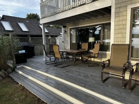 Beautiful lakefront vacation property in Mashpee