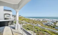 Majestic hill-top 5-star awarded boutique Penthouse. Hotels in Yzerfontein