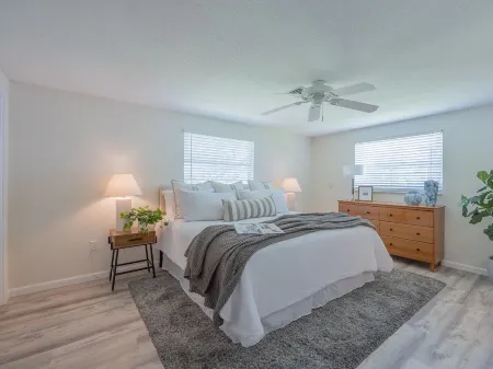 Gorgeous beach house on Venice Island, heated pool, min away from private beach! Отели в г. Венис