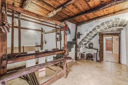 Casa de Vila Bastante Renovada, com Terraço e Dois Banheiros