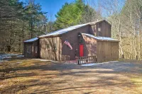 Spacious Catskill Mountains ski cabin with fire pit