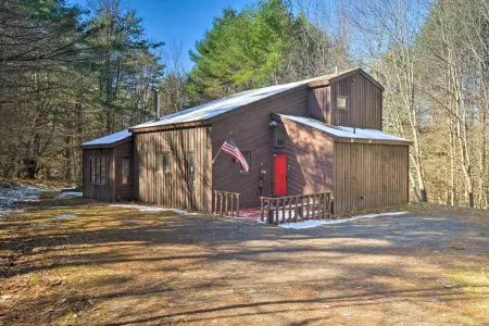 Spacious Catskill Mountains ski cabin with fire pit