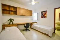 Single storey house with 3 suites with air conditioning, WIFI, Smart TV, swimming pool, barbecue. Hotel in zona Foz do Rio Guaratuba