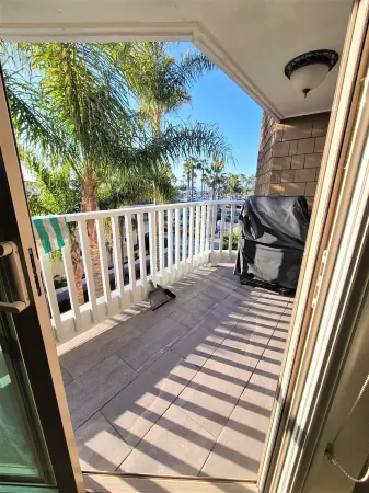 Located right on the Balboa Peninsula, few steps from the beach and the harbor. Отели рядом с достопримечательностью «Ведж»