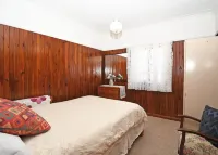 Family Tides. Cheerful 3 bedroom home in Urangan.