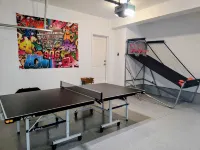 Cozy, spacious family home w/ Arcade! 5 mins from Beach!