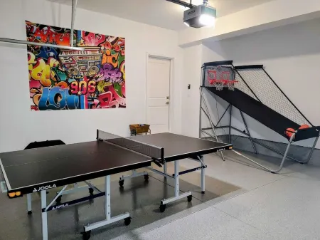 Cozy, spacious family home w/ Arcade! 5 mins from Beach! Отели в г. Порт Станли