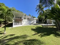 Coco-mango Apt. B, Studio Cosy, vue mer à 250 m de la Plage de la Perle Hotel a 