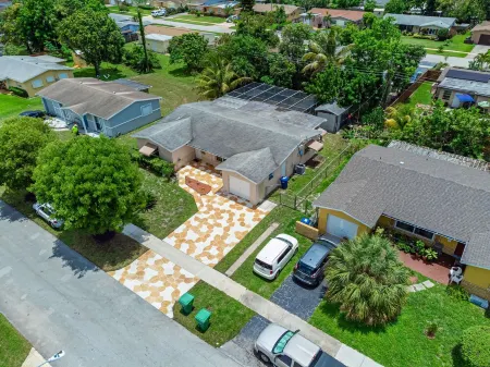 HIDDEN GEM! Spacious 4BR/2B Home W/ Pool and Garage Отели рядом с достопримечательностью «Сентрал Бровард Риджинал Парк энд Стадиум»