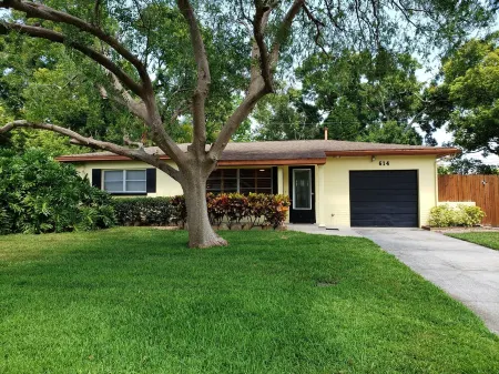 Charming Bungalow w/ Heated Pool - 10 min to beach Отели рядом с достопримечательностью «Ларго Спортс Комплекс»