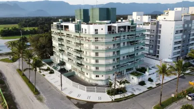 Comfortable 3 suites, air conditioning, Gourmet balcony, 200 meters from the sea Empório Espaço Gourmet - Riviera de São Lourenço Bertioga,sp附近的飯店