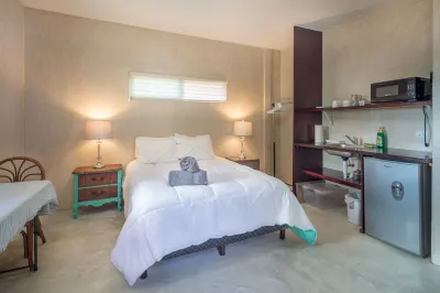 Studio: fast internet, kitchenette, walk to beach La Sonrisa de la Muerte附近的飯店