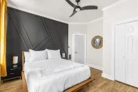 Luxury BOHO Highland Park Townhouse Hotels near Amtrak - Birmingham